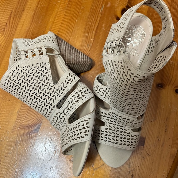 NWOT Vince Camuto heel sandals - Picture 2 of 4